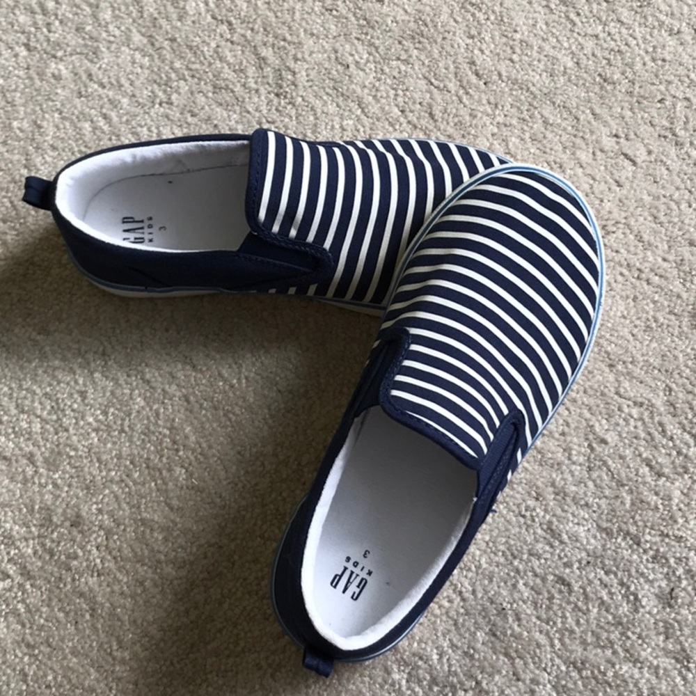GAPKIDS BOYS’ SIZE 3 SLIP ON SHOES